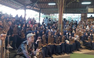 Prodi Pariwisata Mengunjungi Saung Angklung Mang Udjo